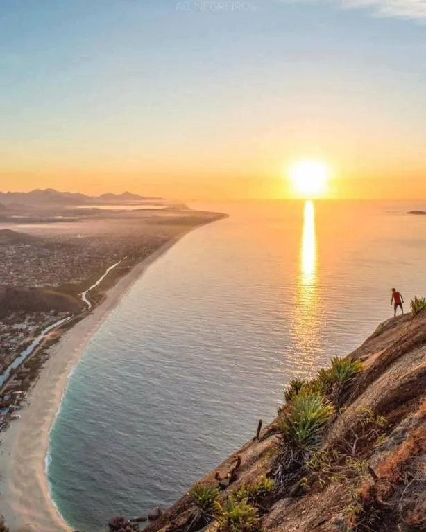 Praia próxima ao pôr do sol