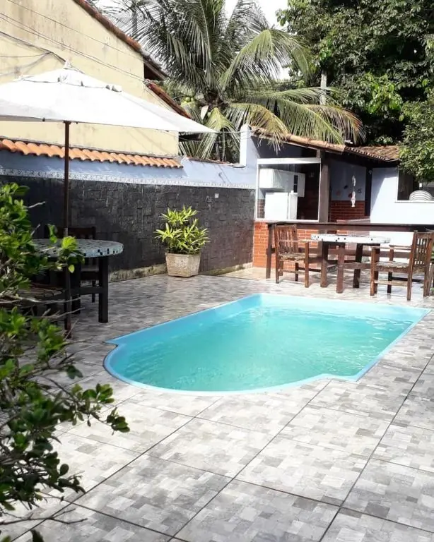 Piscina e jardim